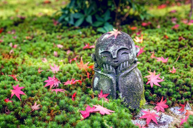 La estatua en el templo de Enkoji en otoño, Kyoto, Japón.