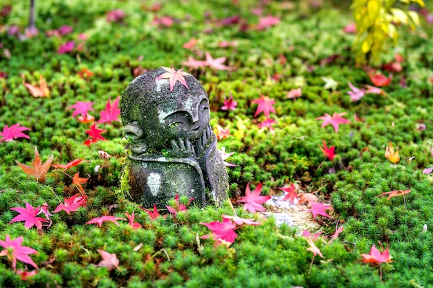 La estatua en el templo de Enkoji en otoño, Kyoto, Japón.