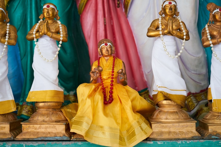 Foto gratuito estatuas de hombre rezando