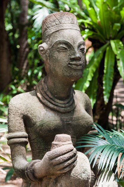 Las estatuas en el moderno hotel de lujo, Samui, Tailandia