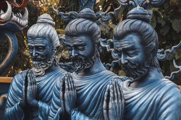 Foto gratuita estatuas del templo azul en chiang rai tailandia wat rong suea ten