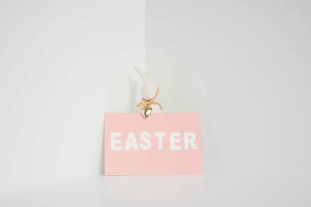 Estatuilla de conejo y papel de Pascua
