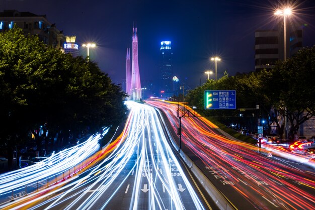 Estelas de luz en la noche