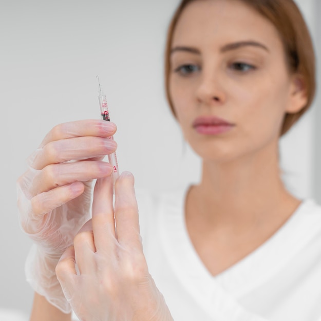 Esteticista haciendo relleno de inyección