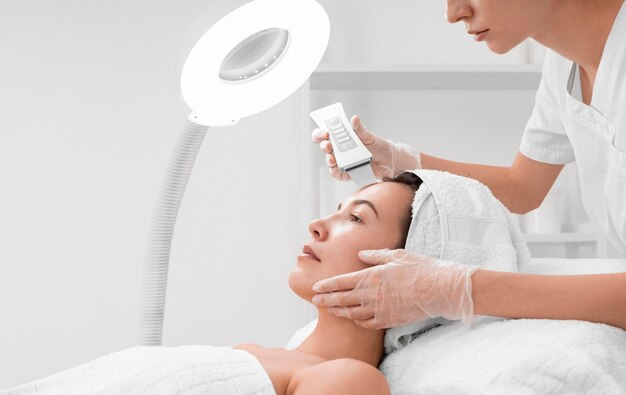 Esteticista haciendo rutina de belleza facial para clienta