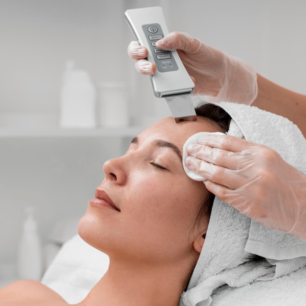 Esteticista haciendo rutina de belleza facial para clienta