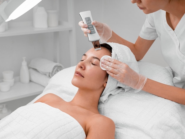 Esteticista haciendo rutina de belleza facial para clienta