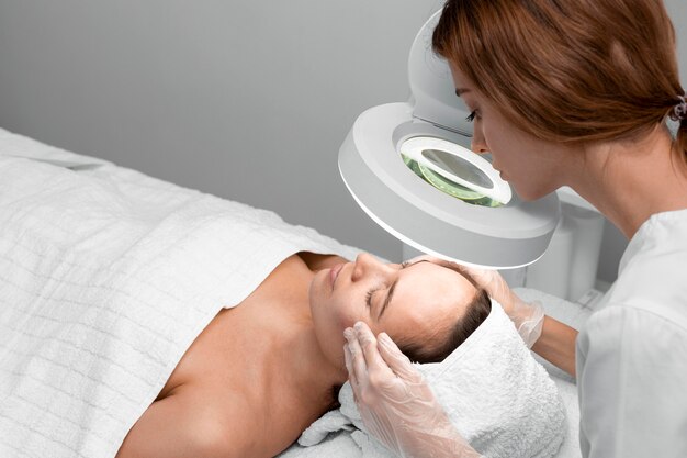 Esteticista haciendo rutina de belleza facial para clienta