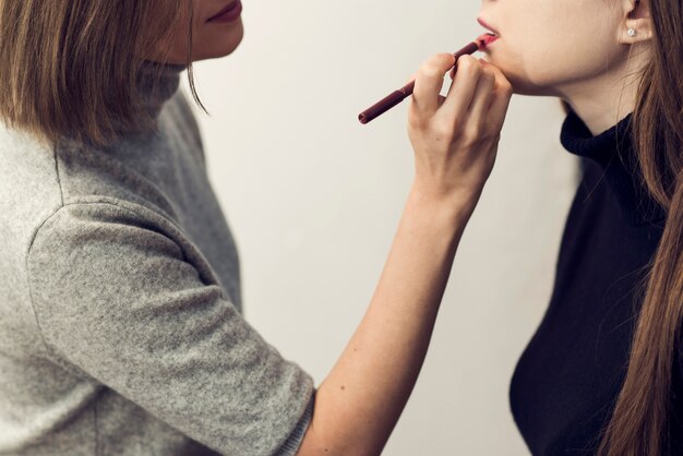 Estilista de cultivos labios rojos de modelo