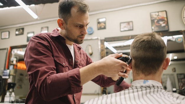 Foto gratuita estilista dando un corte de pelo en la peluquería