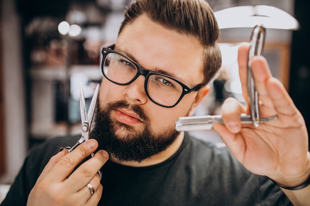 Estilista profesional con herramientas de barbero de cerca