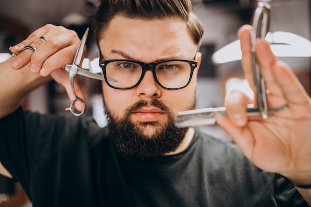 Estilista profesional con herramientas de barbero de cerca