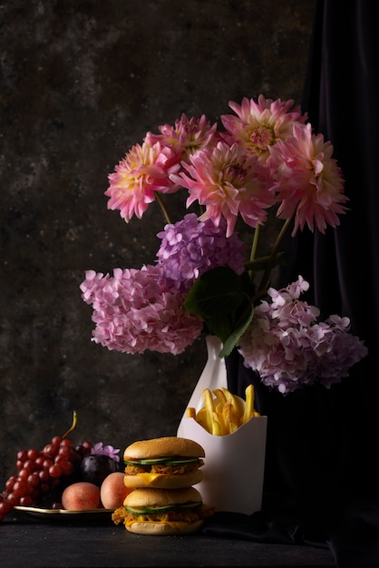 Foto gratuita estilo barroco con comida y flores.