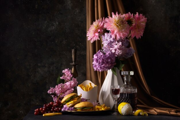 Estilo barroco con flores y comida rápida