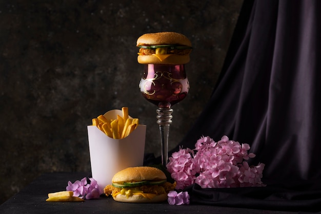 Estilo barroco con flores rosas y comida rápida.