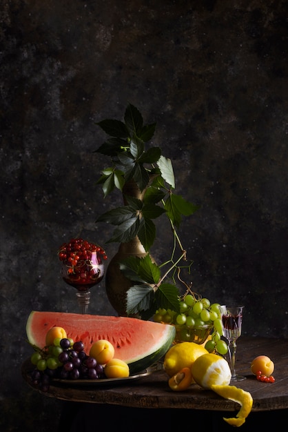 Estilo barroco con frutas y plantas.