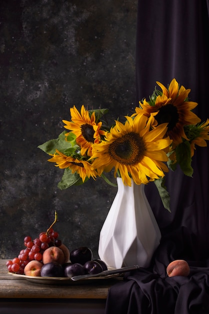 Foto gratuita estilo barroco con girasoles con frutas.