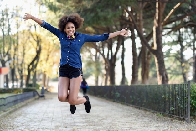 Foto gratuita estilo bastante calle salto negro al aire libre