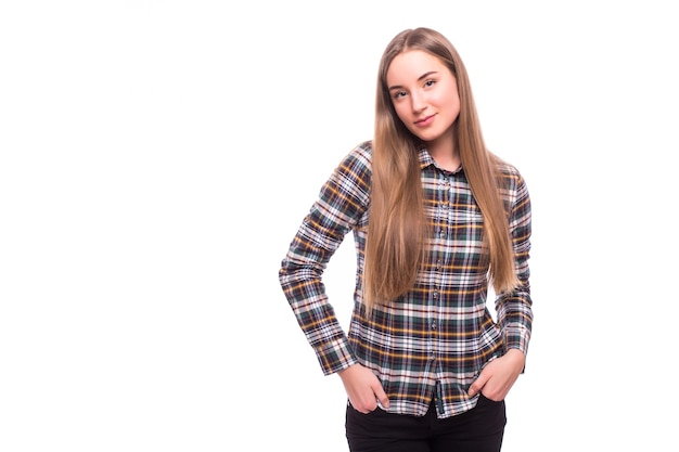 Estilo casual joven aislado sobre la pared blanca. retrato de estudio modelo femenino. Hermosa niña feliz sonriente.