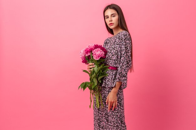 Estilo de mujer sobre fondo rosa