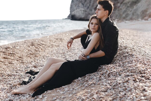 estilo y pareja elegante en la playa