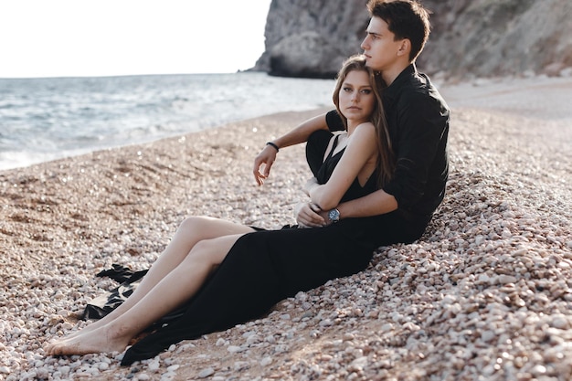 estilo y pareja elegante en la playa