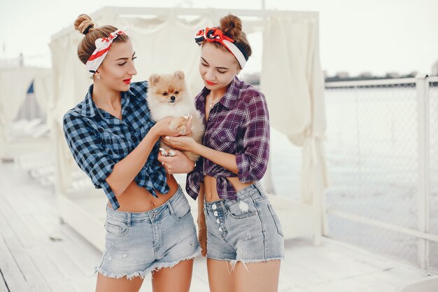 Con estilo pin up chicas con el perrito