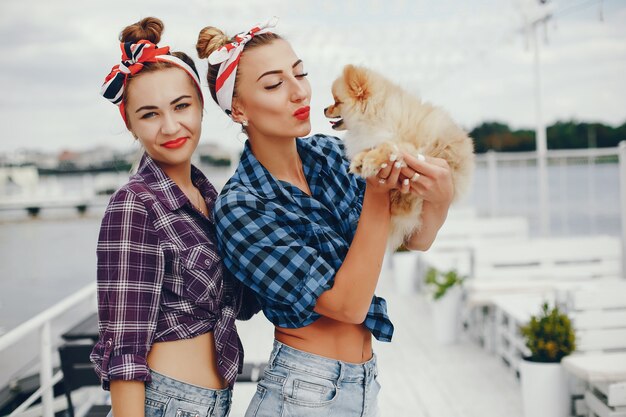 Foto gratuita con estilo pin up chicas con el perrito