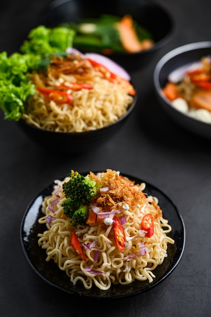 Foto gratuita el estilo sigue siendo la vida con fideos en el tazón.