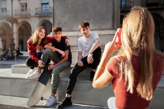 Foto gratuita estilo de vida de los adolescentes en la ciudad.