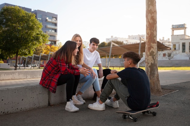 Foto gratuita estilo de vida de los adolescentes en la ciudad.