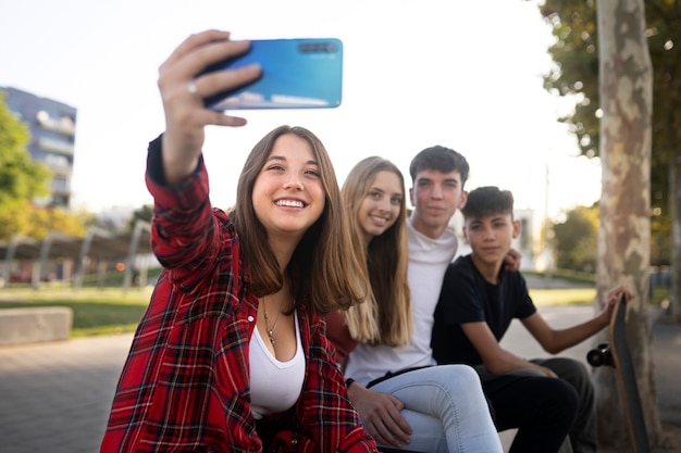 Foto gratuita estilo de vida de los adolescentes en la ciudad.