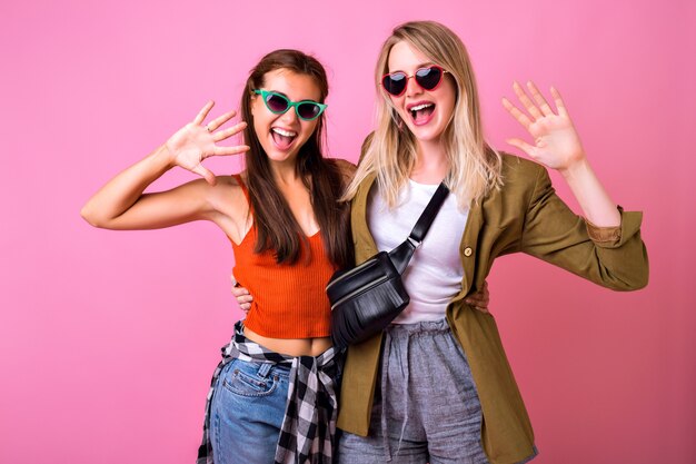 Estilo de vida alegre retrato o dos elegantes mujeres posando juntos