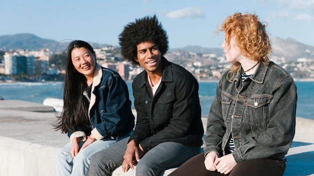 Estilo de vida de amigos jóvenes al aire libre