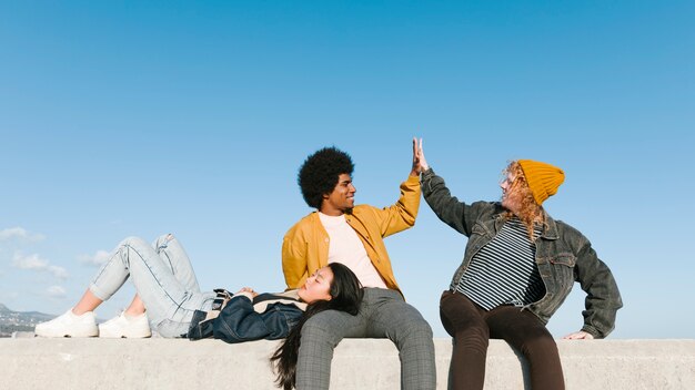 Estilo de vida de amigos jóvenes al aire libre