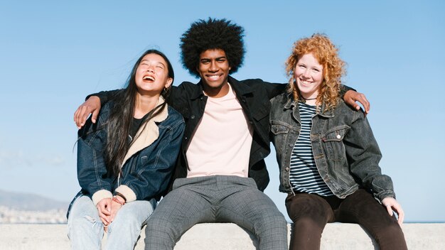 Estilo de vida de amigos jóvenes al aire libre