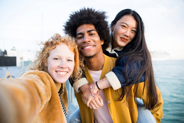 Estilo de vida de amigos jóvenes al aire libre