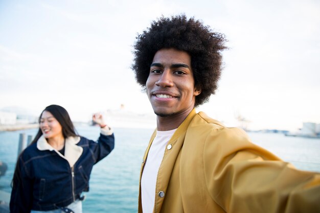 Estilo de vida de amigos jóvenes al aire libre