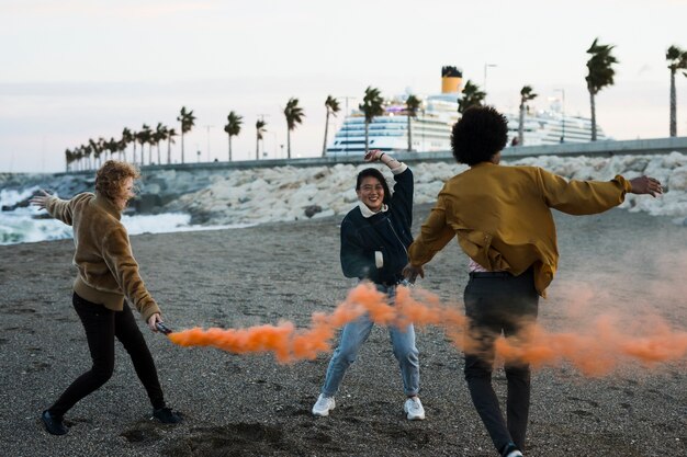 Estilo de vida de amigos jóvenes al aire libre