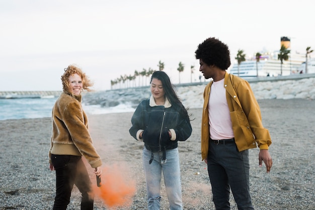 Estilo de vida de amigos jóvenes al aire libre