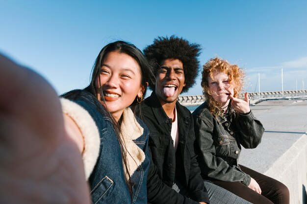 Estilo de vida de amigos jóvenes al aire libre