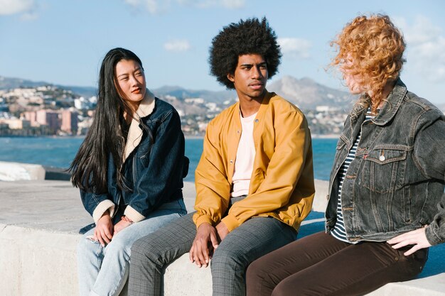 Estilo de vida de amigos jóvenes al aire libre