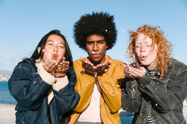 Estilo de vida de amigos jóvenes al aire libre