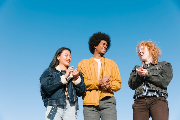 Estilo de vida de amigos jóvenes al aire libre