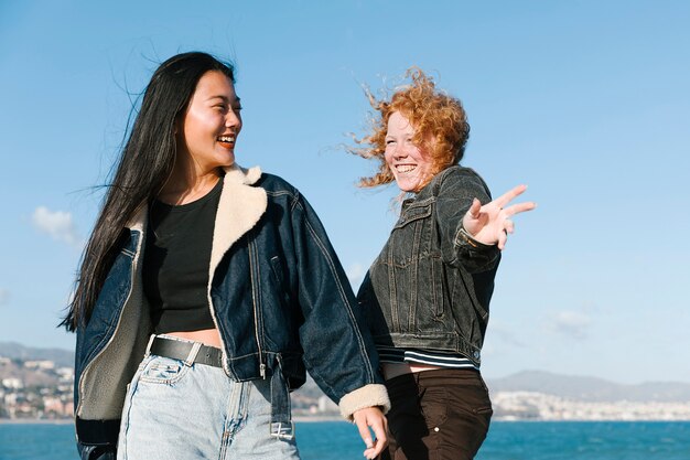 Estilo de vida de amigos jóvenes al aire libre