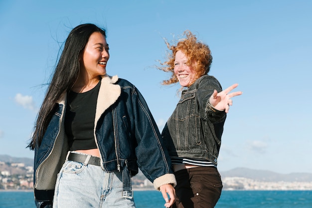 Estilo de vida de amigos jóvenes al aire libre