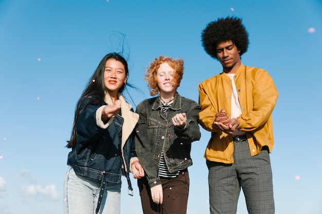 Estilo de vida de amigos jóvenes al aire libre