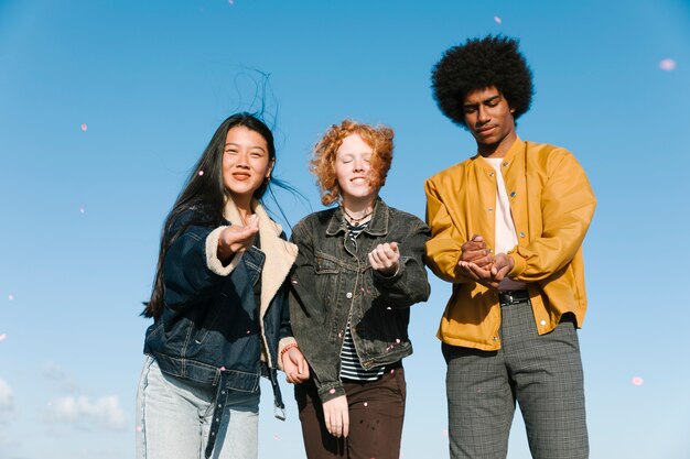 Estilo de vida de amigos jóvenes al aire libre