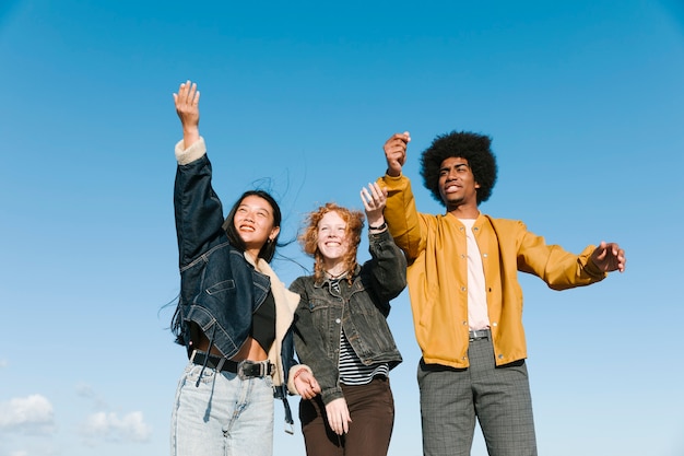 Estilo de vida de amigos jóvenes al aire libre