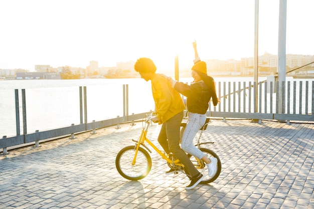 Estilo de vida de amigos jóvenes al aire libre